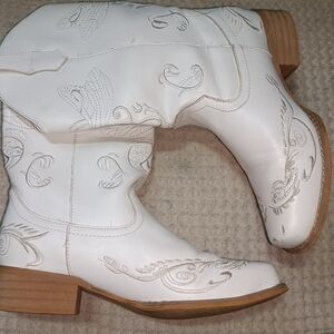 White Embroidered Women's Cowboy Boots